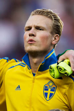 Sveriges Oscar Hiljemark vid lineup innan fotbollsmatchen i