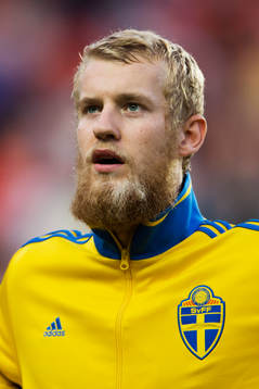 Sveriges Filip Helander vid lineup innan fotbollsmatchen i
