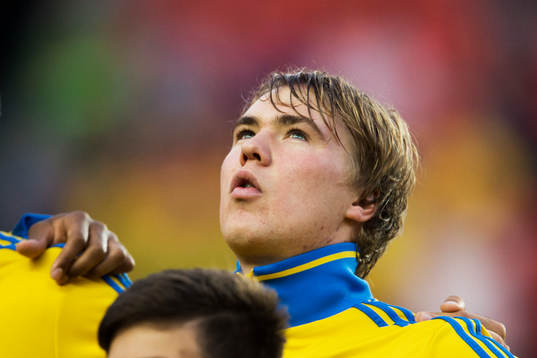 Sveriges Simon Tibbling vid lineup innan fotbollsmatchen i