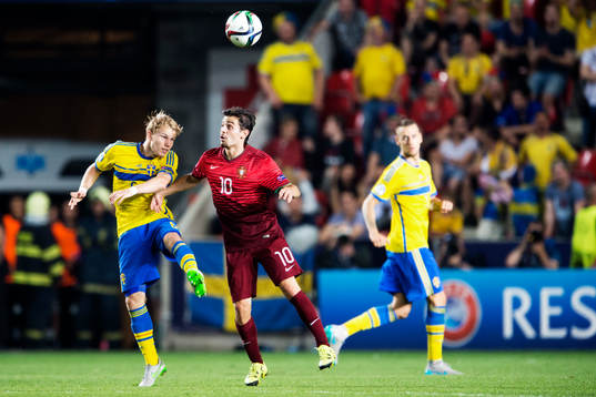 Sveriges Oscar Lewicki i nickduell med Portugals Bernardo