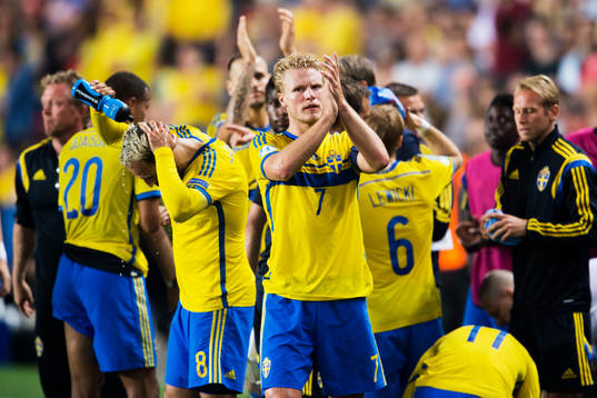 Sveriges Oscar Hiljemark tackar publiken