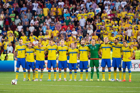 De svenska spelarna delater i en tyst minut innan