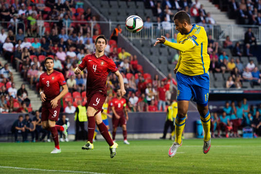 Sveriges Isaac Kiese Thelin nickar en boll