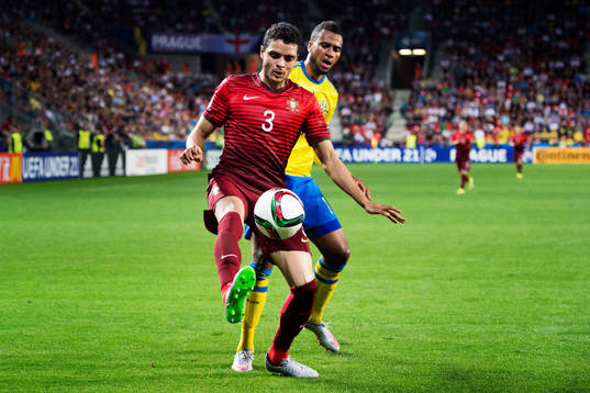 Portugals Tiago Ilori och Sveriges Isaac Kiese Thelin