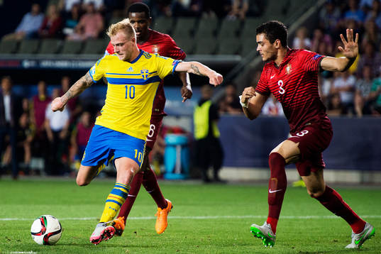 Sveriges John Guidetti oroar framför +Portugals Tiago Ilori