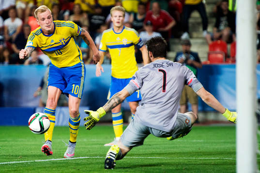 Sveriges John Guidetti skjuter mot Portugals målvakt José