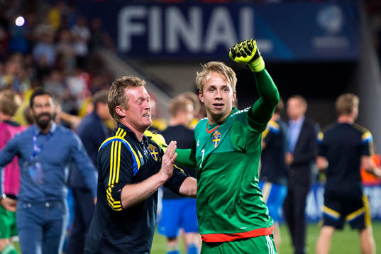 Sveriges målvakt Patrik Carlgren jublar