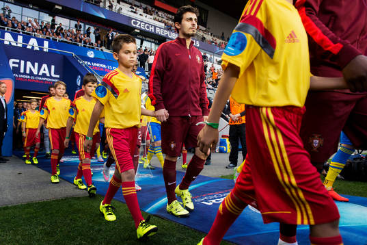 Portugals Bernardo Silva går in på arenan innan