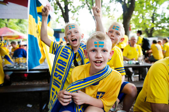 Svenska supportrar på Camp Swedens förfest