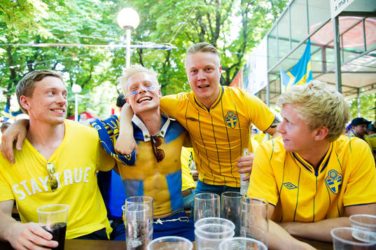 Svenska supportrar på Camp Swedens förfest