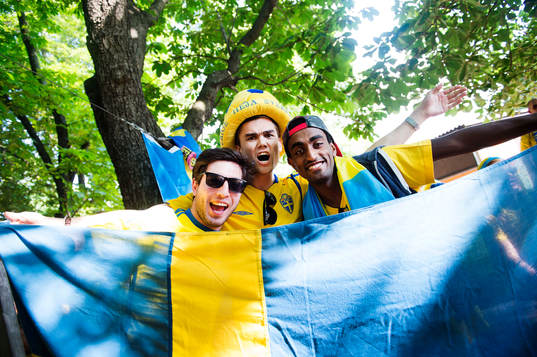 Svenska supportrar på Camp Swedens förfest