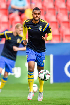 Sveriges Isaac Kiese Thelin värmer upp före