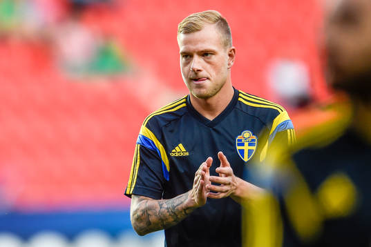 Sveriges John Guidetti applåderar mot de svenska