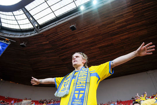 En svensk supporter före fotbollsmatchen i U21-EM mellan