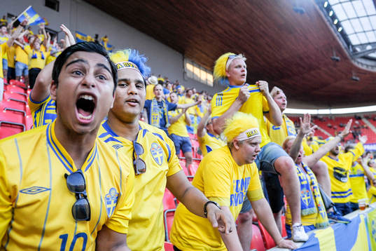 Svenska supportrar före fotbollsmatchen i U21-EM mellan