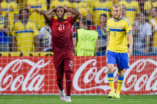Portugals Ricardo och Sveriges Filip Helander deppar
