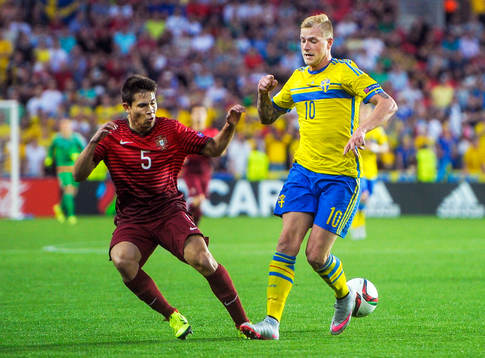 Portugals Raphael Guerreiro och Sveriges John Guidetti