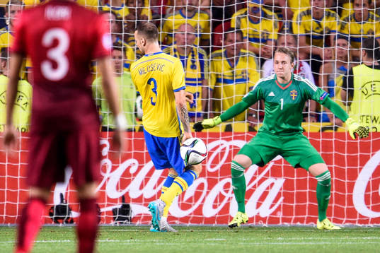 Sveriges Alexander Milosevic och Sveriges målvakt Patrik