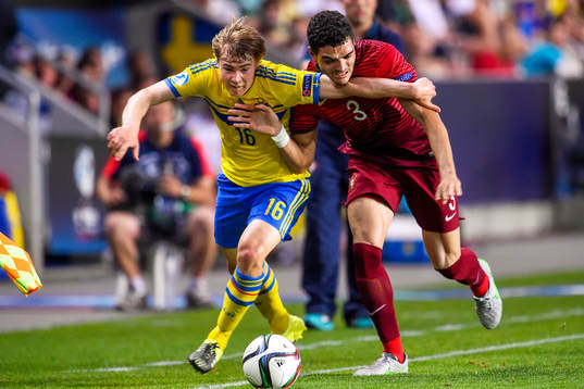Sveriges Simon Tibbling och Portugals Tiago Ilori