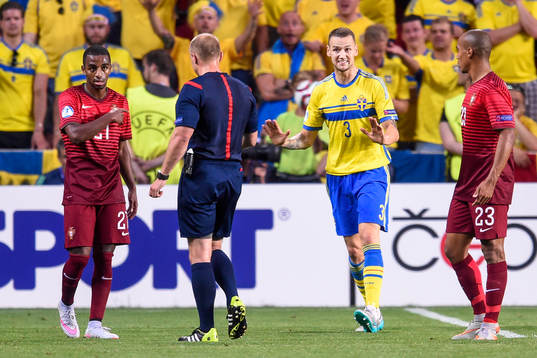 Portugals Ricardo och Sveriges Alexander Milosevic reagerar