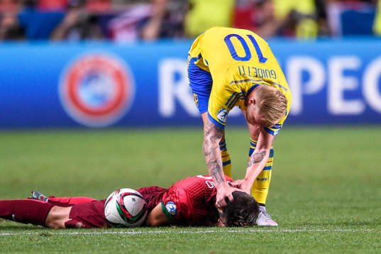 Sveriges John Guidetti tröstar Portugals Sérgio Oliveira