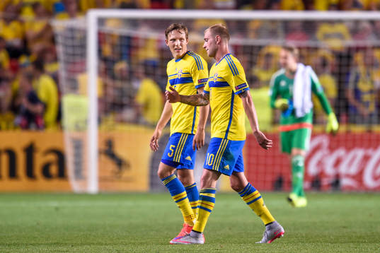 Sveriges Ludwig Augustinsson och John Guidetti i diskussion