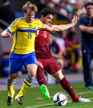 Sveriges Simon Tibbling och Portugals Tiago Ilori