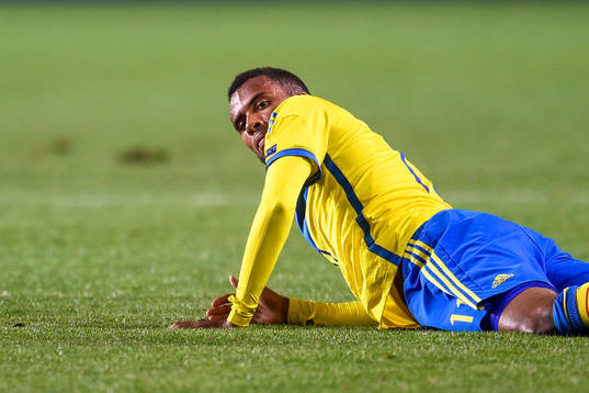 Sveriges Isaac Kiese Thelin har ont