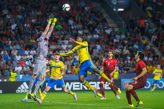 Sveriges Isaac Kiese Thelin utmanar Portugals målvakt