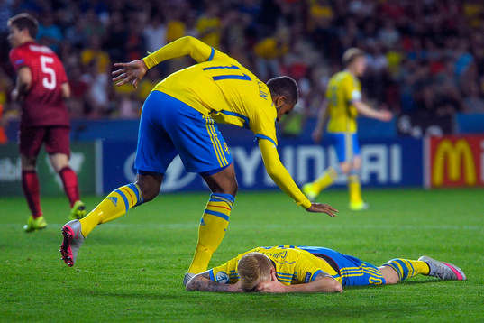 Sveriges Isaac Kiese Thelin tröstar John Guidetti