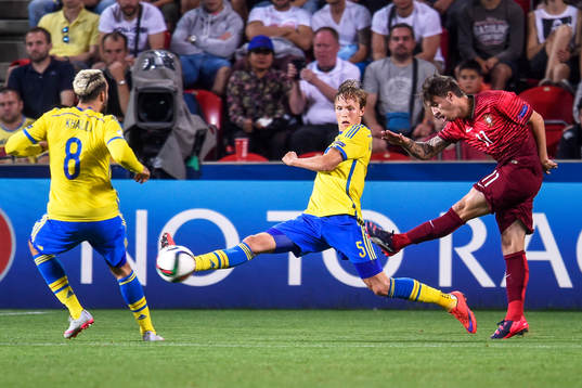 Sveriges Ludwig Augustinsson blockerar skott från