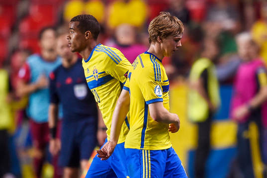 Sveriges Robin Quaison och Simon Tibbling i byte