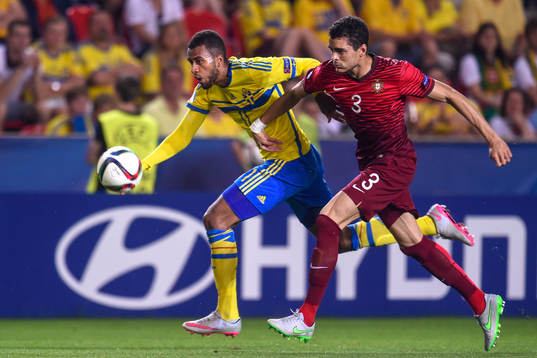 Sveriges Isaac Kiese Thelin och Portugals Tiago Ilori i en