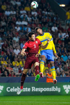 Portugals Tiago Ilori och Sveriges Isaac Kiese Thelin i en