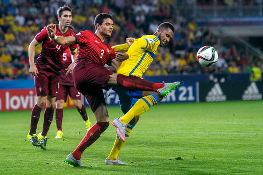 Portugals Tiago Ilori och Sveriges Isaac Kiese Thelin