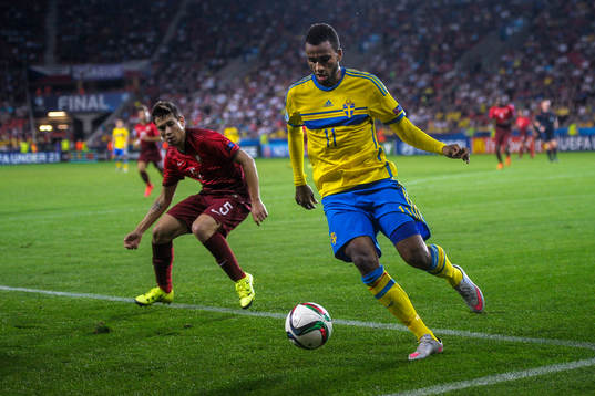 Portugals Raphael Guerreiro och Sveriges Isaac Kiese Thelin