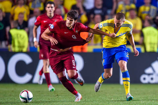 Portugals Goncalo Paciencia och Sveriges Victor Nilsson