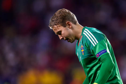 Sveriges målvakt Patrik Carlgren deppar