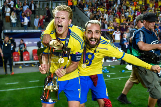 Sveriges Oscar Hiljemark och Abdullah Khalili firar med