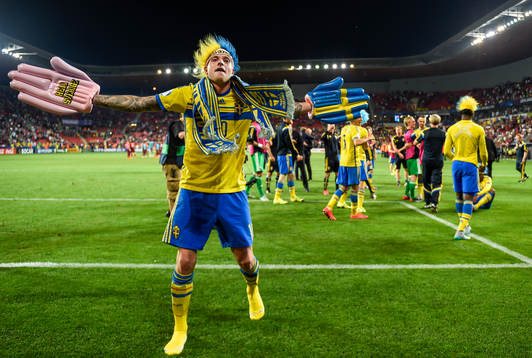 Sveriges John Guidetti firar med publiken