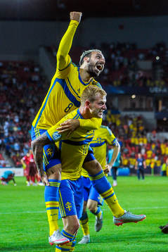 Sveriges Abdullah Khalili och John Guidetti firar