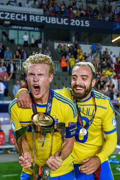 Sveriges Oscar Hiljemark och Abdullah Khalili firar