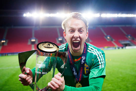 Sveriges målvakt Patrik Carlgren jublar med pokalen