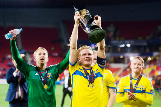 Sveriges målvakt Patrik Carlgren och Oscar Hiljemark
