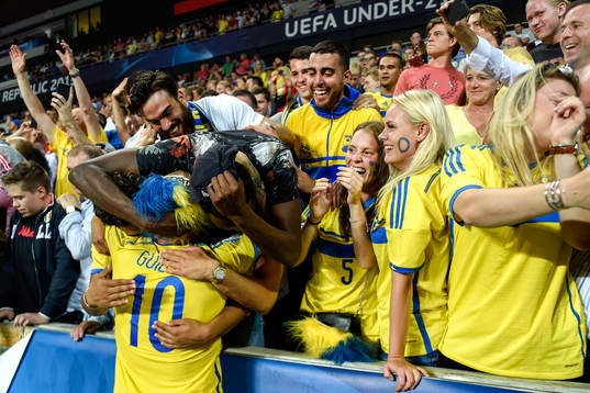 Svenska supportrar firar med John Guidetti