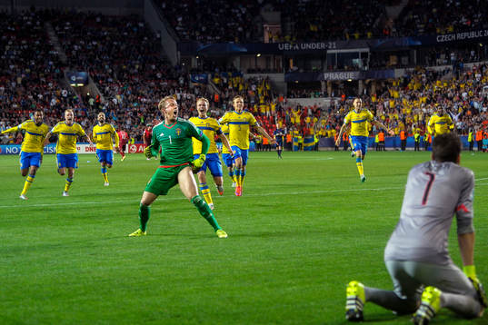 Sveriges målvakt Patrik Carlgren firar