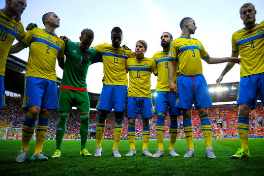 Sveriges spelare före fotbollsmatchen i U21-EM mellan