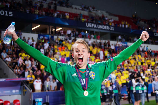 Sveriges målvakt Patrik Carlgren jublar