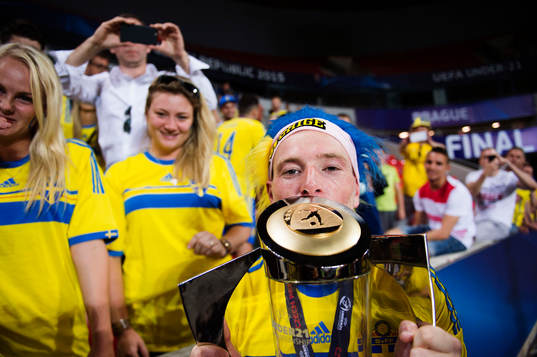 Sveriges John Guidetti kysser pokalen