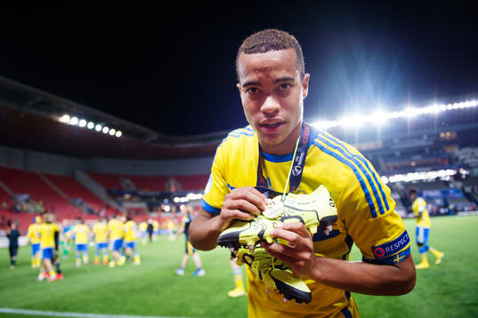 Sveriges Robin Quaison håller sin medalj mot hyllningen